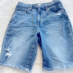 Gap 11” High Rise Sz 4 Light Wash Distressed
Denim Bermuda Shorts